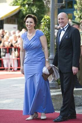 Christine HADERTHAUER, Politikerin, CSU, mit Ehemann Hubert, ganze Figur, , Eröffnung der Bayreuther Richard Wagner Festspiele Roter Teppich am 25.07.2012. Grüner Hügel, Festspielhaus.