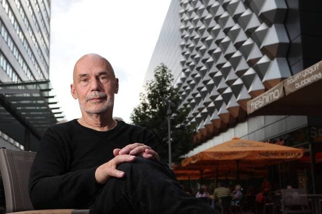Architekt Peter Kulka vor der von ihm entworfenen Centrum-Galerie. Foto: Sven Ellger