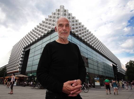 Architekt Peter Kulka vor der von ihm entworfenen Centrum-Galerie. Foto: Sven Ellger