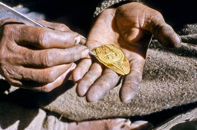 IMAGO Nature: Unsere Erde, Ressourcen, Gold Goldschmied arbeitet an typischem Damenschmuck, im Dorf Gangi, Indien, Asien iblfbi02309261