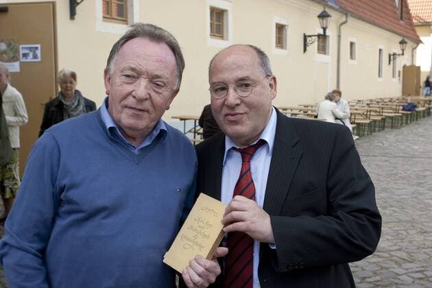 Der frühere Tatort -Kommissar und Schauspieler Peter Sodann (links, mit Rechtsanwalt und Politiker (Die Linke) Gregor Florian Gysi) hat am 12.Mai 2012 seine DDR-Bibliothek im sächsischen Staucha bei Riesa erstmals der Öffentlichkeit vorgestellt. Die rund 500.000 DDR-Bücher umfassende Sammlung von Peter Sodann befindet sich seit November 2010 in dem kleinen Ort zwischen Meißen und Riesa. Sie hat in einem sanierten Rittergut ihren Platz gefunden. Sodann sammelt seit 1992 Bücher aus DDR-Produktion, um sie vor der Vernichtung zu bewahren. In Staucha soll die Sammlung auch wissenschaftlich aufgearbeitet werden und ein kleines Kulturzentrum entstehen; mit Antiquariat, Scheunen-Theater und einem Café, Kultur,
