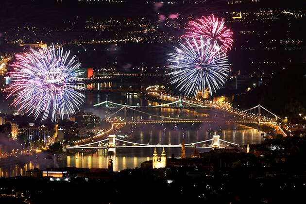 (120821) -- BUDAPEST, Aug. 21, 2012 (Xinhua) -- Fireworks burst over the Danube River in Budapest during a celebration marking Hungary s National Day, Aug. 20, 2012. Hungary on Monday marked the 1,012th anniversary of the founding of the Hungarian state. (Xinhua Csaba Domotor) (ctt) HUNGARY-BUDAPEST-NATIONAL DAY-FIREWORKS 