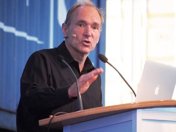 2012.08.25 Bln.- Sir Tim BERNERS-LEE, 57, Prof. Dr., Begründer des World Wide Web, heute Chef des W3C ( World Wide Web Consortium ); der Brite lehrt Informatik und Physik am Massachusetts Institute of Technology ( MIT ) und im heimatlichen Southampton; der begnadete Rhetoriker wurde 2004 von Queen Elizabeth II. zum Ritter geschlagen Sir Tim BERNERS-LEE Begründer des www
