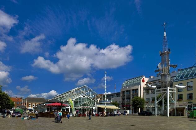 Marktplatz mit Markthalle und Sous-Turm, Deutschland, Niedersachsen, Aurich market place and Sous Tower, Germany, Lower Saxony, Aurich BLWS284774