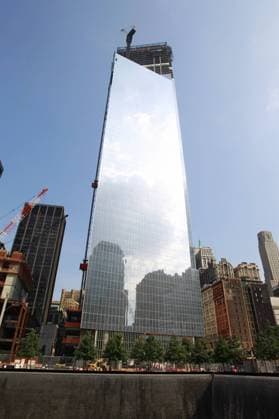 Architektur von Fumihiko Maki National September 11 Memorial and Museum - Four World Trade Center Sightseeing Manhattan - am Mahnmal für die Opfer der Terroranschläge am 11. September 2001 und der früheren Bombenanschläge von 1993 auf das World Trade Center, New York Foto:xT.xSkupinx xFuturexImage
