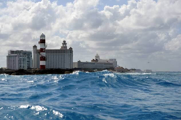 Leuchtturm und Hotels an der Küste von Cancun vom Wasser aus gesehen, Cancun, Halbinsel Yucatan, Bundesstaat Quintana Roo, Mexiko, Lateinamerika, Nordamerika iblflk02370302