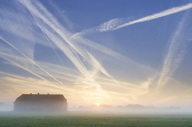 Scheune, Kondensstreifen am Himmel, Sonnenaufgang in Basse, Mariensee, Neustadt am Rübenberge, Niedersachsen, Deutschland, Europa ibxkje02373303