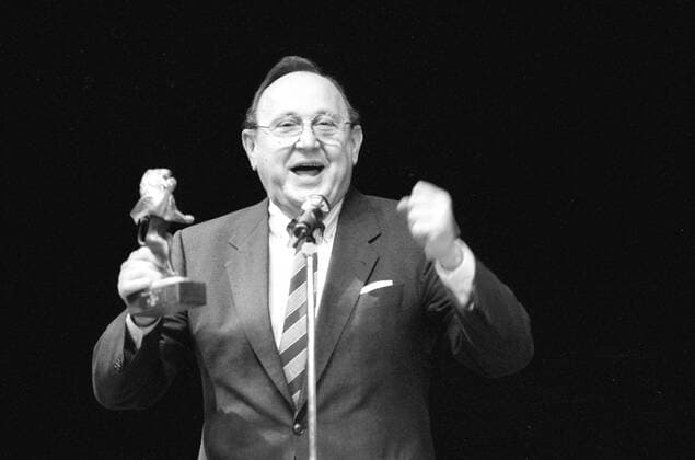 Hans-Dietrich Genscher (Politiker) 10 90 pp Hans-Dietrich Genscher am 20. Oktober 1990 bei der RTL - Löwenverleihung Verleihung Gala Löwe Ehrenlöwe Deutschland deutsch deutscher Mann Politik FDP Minister Bundesminister Außenminster Bundesregierung german politician quer halb stehend sprechend lachend gestikulierend sw