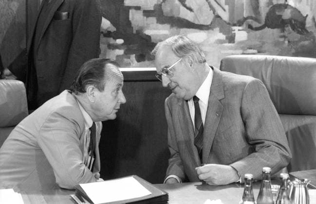 Hans-Dietrich Genscher (li.) mit Helmut Kohl 07 84 wow Hans-Dietrich Genscher (li.) mit Dr. Helmut Kohl im Juli 1984 Deutschland deutsch deutscher Mann Politik FDP Minister Bundesminister Außenminster Bundesregierung MdB Männer Kanzler Bundeskanzler Regierungschef CDU Kabinett Bundeskabinett Kabinettstisch Tisch german politician politicians federal Chancellor of the Confederation quer halb sitzend sprechend Profil sw