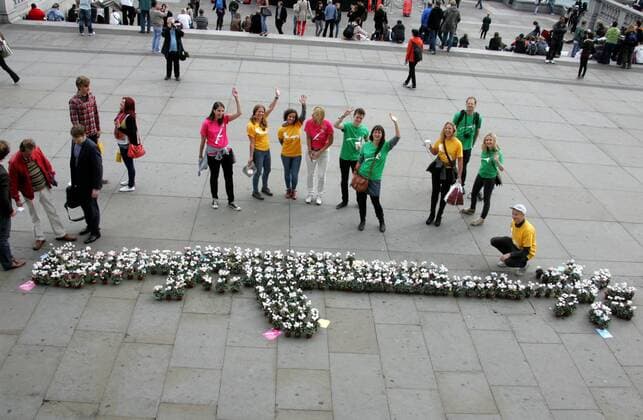 A floral gun is made to mark the International Peace Day at Trafalgar square in central London, capital of the United Kingdom, Sept. 21, 2012. (Xinhua Bimal Gautam) BRITAIN-LONDON-PEACE DAY 