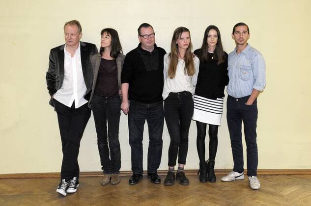 Deutschland, Köln, 20.09.2012 Der Kinofilm NYMPHOMANIAC (Start 2013), schildert die erotische Reise einer Frau von der Geburt bis zum Alter von 50 Jahren. Foto: v.l.n.r.: Stellan SKARSGARD, Charlotte GAINSBOURG, Regisseur Lars von TRIER, Mia GOTH, Stacy MARTIN und Shia LaBeouf, während der Dreharbeiten. Germany, Cologne, 20.09.2012 The movie Nymphomaniac (starting 2013), depicts the erotic journey of a woman from birth to age 50. Photo: From left to right: Stellan Skarsgard, Charlotte GAINSBOURG, director Lars von Trier, Mia GOTH, Stacy Martin and Shia LaBeouf, during filming NYMPHOMANIAC NYMPHOMANIAC