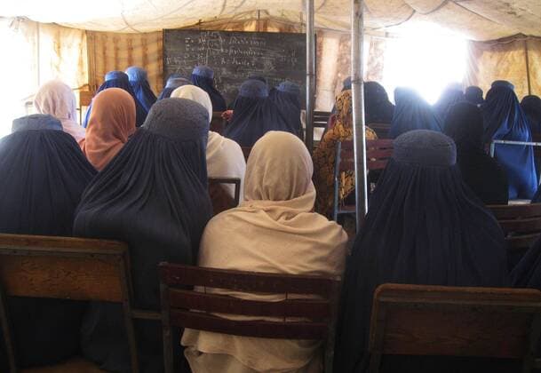 (120926) -- NANGARHAR, Sept. 26, 2012 (Xinhua) -- Afghan students of a girl university attend a class in Nangarhar Province of eastern Afghanistan on Sept. 26, 2012. (Xinhua Tahir Safi) (zw) AFGHANISTAN-NANGARHAR-EDUCATION 