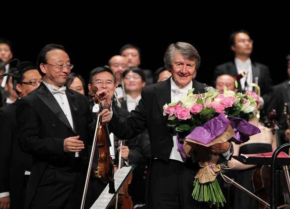 PARIS, Oct. 1, 2012 -- The first conductor of China s National Symphony Orchestra Michel Plasson (front R) from France greets the audience during a symphonic concert held by China s National Symphony Orchestra in Paris, capital of France, on Oct. 1, 2012. (Xinhua Gao Jing) (syq) FRANCE-PARIS-CHINA-SYMPHONY ORCHESTRA-CONCERT 