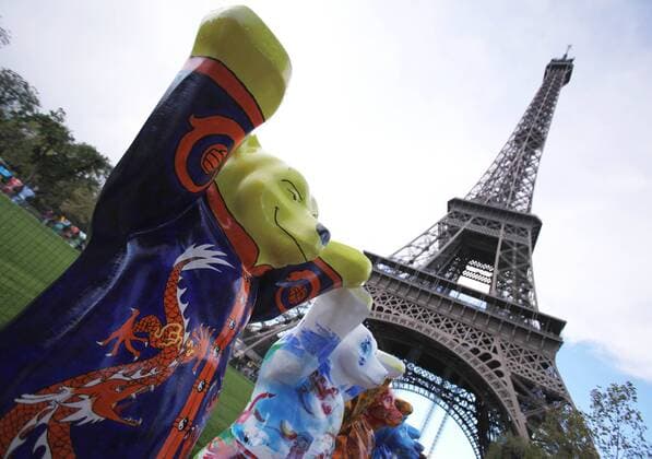 (121013) -- PARIS, Oct. 13, 2012 (Xinhua) -- Friendsship mascots United Buddy Bears are displayed near the Eiffel tower in Paris, France, Oct. 13, 2012. 140 Buddy Bears, painted in the colours of different countries, mark the 25th anniversary of the twinning cities of Paris and Berlin. (Xinhua Gao Jing) FRANCE-PARIS-BERLIN-BUDDY BEARS 