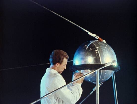 IMAGO History, Sowjetunion startet Sputnik, den ersten von Menschen gebauten Satelliten: 1957 Moscow region. The first sputnik. Reproduction. .  TASS_1208582