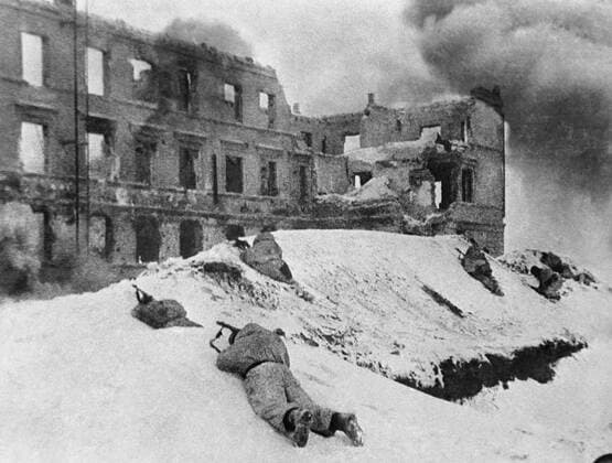 IMAGO History, Zweiter Weltkrieg: 1939 - 1945 Great Patriotic War. Stalingrad. A street battle. Photo Georgy Lipskerov.  TASS_1225322