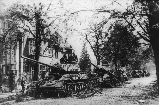 Germany. Soviet tanks are pictured in the outskirts of Berlin. Reproduction.  TASS_1230048