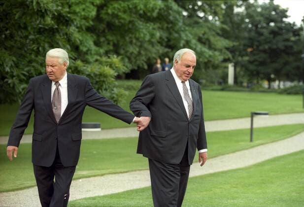 Bonn. Germany. Russian President Boris Yeltsin and German Chancellor Helmut Kohl (L-R) walking in the German Chancellery.  Aufmacher TASS_1444781