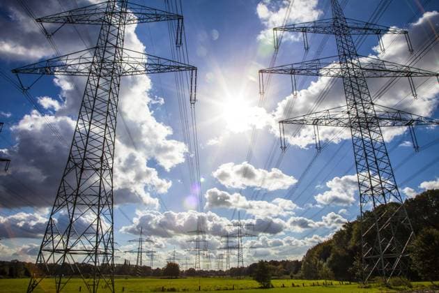 Strommasten, Hochspannungsleitungen, Energieversorgung. Sonnenuntergang, bei Gelsenkirchen Scholven, NRW, Deutschland, Europa