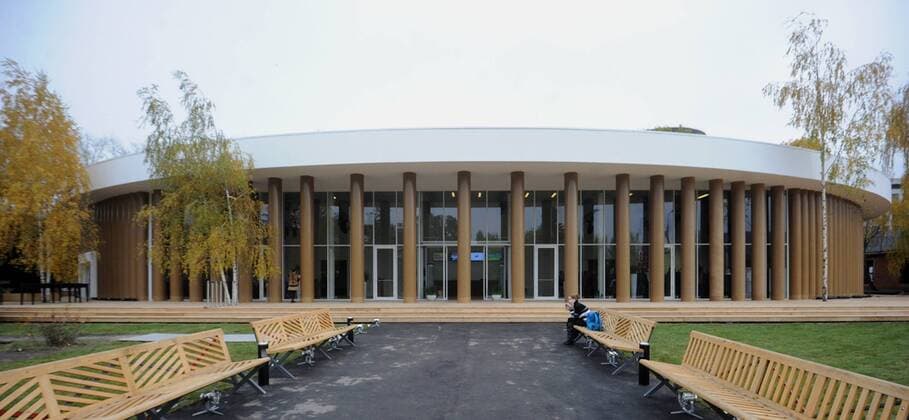Architektur von Shigeru Ban ITAR-TASS: MOSCOW, RUSSIA. OCTOBER 19, 2012. A view of a temporary pavilion of the Garage centre for contemporary culture, in Gorky Park. The pavilion was designed by Japanese architect Shigeru Ban and will be used for exhibitions, workshops, lectures, film screenings, and concerts.  RE10B344