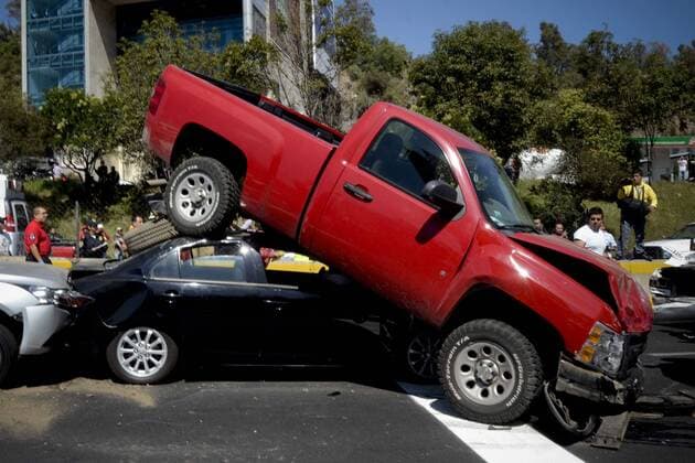 (121025) -- TOLUCA, Oct. 25, 2012 (Xinhua) -- Residents gather in the site of a traffic accident at kilometer 15 of Mexico-Toluca highway, in Toluca, Mexico, on Oct. 24, 2012. During the accident seven vehicles were involved resulting on many injured people, acording to local press. (Xinhua Str)(zyw) MEXICO-TOLUCA-ACCIDENT-COLISION 