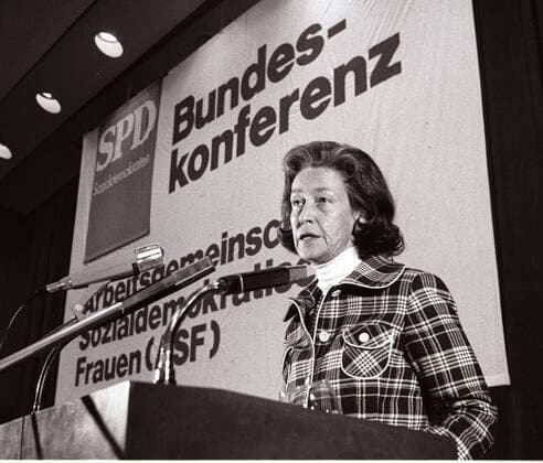 Katharina Focke SPD-Bundesministerin für Jugend_Familie und Gesundheit - hier bei der Bundeskonferenz im Mai 1995 in Hannover.