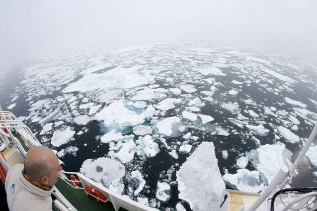 Reisender auf einem Schiff im Packeis, Norwegen, Spitzbergen, Barentssee tourist boat in pack ice, Norway, Svalbard, Barentssee BLWS318186