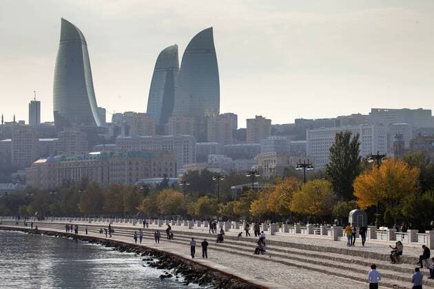 Baku Baku, Hauptstadt von Aserbaidschans, Aserbaidschan, Kaukasus, Baki, Uferpromenade, Promenade, promenieren, spazieren gehen, Spaziergang, Flaneure, flanieren, Ufer, Uferpromenaden, Promenaden, Stadtansicht, Skyline, Flame Towers, Wahrzeichen, Hochhaus, Hochhäuser, skyscraper, Bulvar Baku, Boulevard, Stadtzentrum,