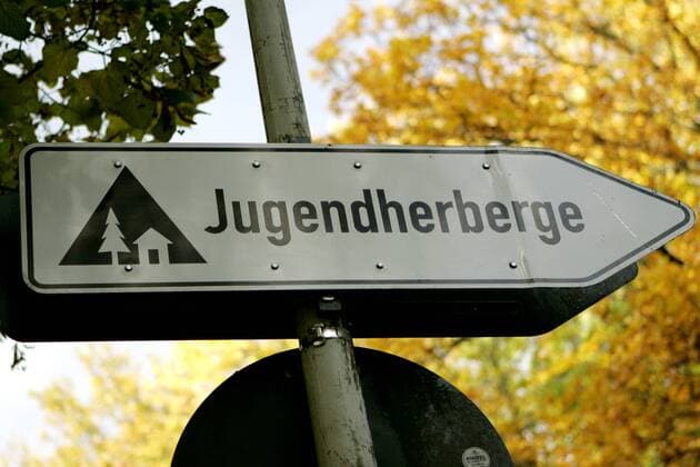 Schild - Jugendherberge - und Fußweg am Sonntag, 25. Oktober 2009 in Solingen ( NRW ) Schild Jugendherberge in Solingen
