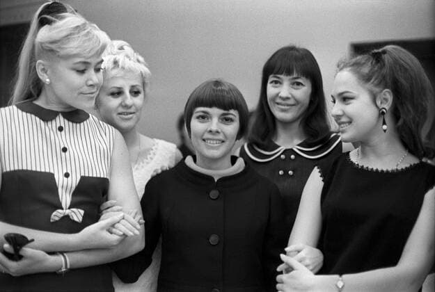 ITAR-TASS: USSR, MOSCOW. French chanteuse and pop singer Mireille Mathieu (in the middle) among the artists of the Soviet Music Hall.  TASS_1555631