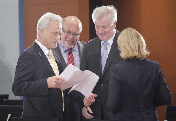 Berlin, Bundeskanzleramt, Treffen Bundeskazlerin Angela Merkel mit den Ministerpräsidentinnen und -präsidenten der Länder zum Thema Energiewende Foto: Verkehrsminister Peter Ramsauer, Peter Altmaier, CDU CSU. Jurist, Bundesminister für Umwelt, Naturschutz und Reaktorsicherheit, CSU-Chef Horst Seehofer