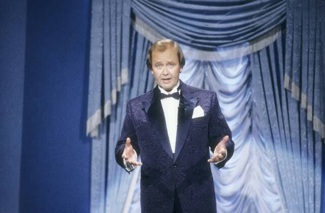 Rene Kollo (Sänger) 08 86 rag René Kollo im August 1986 in Weltberühmte Künstler - unsterbliche Melodien , ARD TV Fernsehen Musiksendung Musik Deutschland deutsch deutscher Mann Musik Gesang Kammersänger Tenor Klassik klassische Schlager Schlagersänger german singer quer halb stehend sprechend singend gestikulierend Auftritt Bühne Kulisse