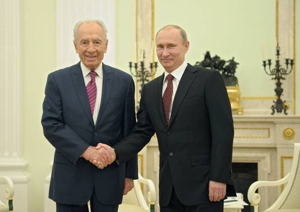 ITAR-TASS: MOSCOW, RUSSIA. NOVEMBER 8, 2012. Israel s president Shimon Peres (L) and Russia s president Vladimir Putin shake hands as they pose for a photograph during a meeting.  RE10CF6C