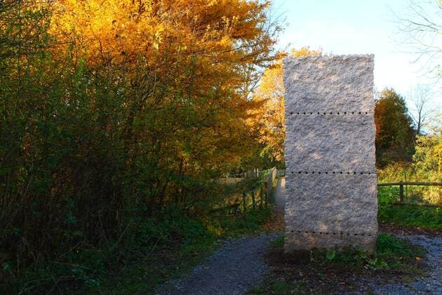 Stele des Künstlers Ulrich Rückriem in der Nähe von Grevenbroich ( Rhein-Kreis Neuss ) am Freitag, 9. November 2012. Stele von Rückriem in der Nähe von Grevenbroich ( NRW )