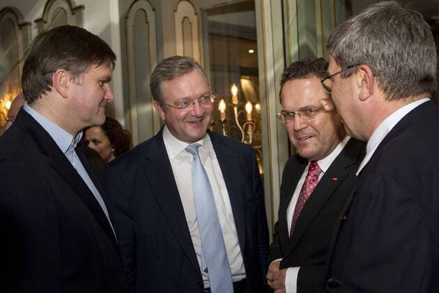 14.11.2012, Hotel Fürstenhof, Celle, Die Landesinnenminister und der Bundesinnenminister im Hotel, im Bild Uwe Schünemann (CDU, Innenminister Niedersachsen, li.) im Gespräch mit Frank Henkel (CDU, Innensenator Berlin), Hans-Peter Friedrich (CSU, Bundesinnenminister) und Lorenz Caffier (CDU, Innenminister Mecklenburg-Vorpommern) GER, PL, B-Innenministerkonferenz (B-IMK) in Celle zum NPD Verbotsverfahren