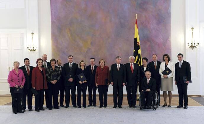 Bundesforschungsministerin Anette SCHAVAN (CDU), Bundesumweltminister Sigmar GABRIEL (SPD), Entwicklungshilfeministerin Heidemarie WIECZOREK-ZEUL (SPD), Bundesverkehrsminister Wolfgang TIEFENSEE (SPD), Bundesgesundheitsministerin Ulla SCHMIDT (SPD), Bundesarbeitsminister Olaf SCHOLZ (SPD), Bundesverteidigungsminister Franz-Josef JUNG (CSU), Bundesfamilienministerin Ursula VON DER LEYEN (CDU), Kanzleramtsminister Thomas de MAIZIERE (CDU), Bundeskanzlerin Angela MERKEL (CDU), Bundespraesident Horst KÖHLER, Bundesaussenminister Frank-Walter STEINMEIER (SPD), Bundesjustizministerin Brigitte ZYPRIES (SPD), Bundesinnenminister Wolfgang SCHÄUBLE (CDU), Bundesfinanzminister Peer STEINBRÜCK (SPD), Bundeslandwirtschaftsministerin Ilse AIGNER (CSU) und Bundeswirtschaftsminister Karl-Theodor zu G