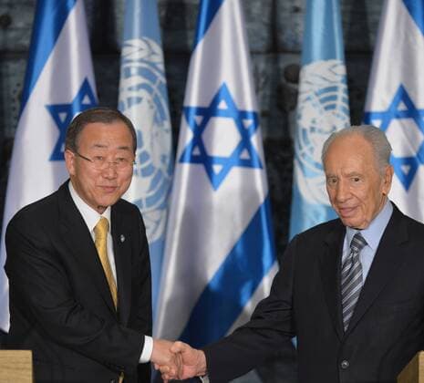 (121120) -- JERUSALEM, Nov. 20, 2012 (Xinhua) -- Visiting UN Secretary-General Ban Ki-moon (L) shakes hands with Israeli President Shimon Peres at a joint press conference, in Jerusalem on Nov. 20, 2012. (Xinhua Yin Dongxun) MIDEAST-ISRAEL-NETANYAHU-BAN KI-MOON-MEETING 