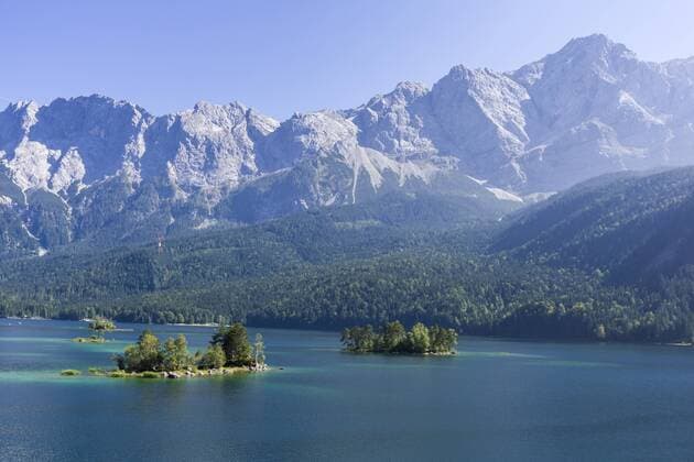  Inseln im Eibsee mit Zugspitze, Bayern, Deutschland, Europa iblmmc02373891