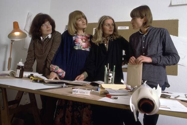 Alice SCHWARZER und das Redaktionsteam der Zeitschrift Emma , von links: Sabine SCHRUFF, Journalistin, redaktionelle Mitarbeiterin, Alice SCHWARZER, Deutschland, Feministin, Chefredakteurin und Herausgeberin, Angelika WITTLICH, Jounalistin, redaktionelle Mitarbeiterin, Redaktionssekretärin Christiane Ensslin, in der Redaktion der neuen Zeitschrift Frauenzeitschrift EMMA , stehen an einem Tisch und diskutieren, , 11.03.1977.