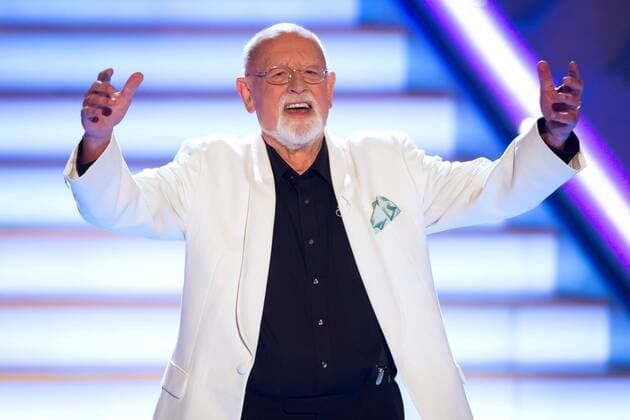 ARD - Das Adventsfest der 100.000 Lichter. Sänger Roger Whittaker ( GBR ) während der ARD Fernsehshow Das Adventsfest der 100.000 Lichter am 01.12.2012 in Suhl.