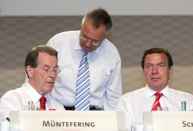 Gerhard Schroeder, Hans Eichel, Franz Muentefering, SPD Parteitag DEU, Berlin, 31.08.2005 Franz Muentefering, SPD-Vorsitzender, Bundesfinanzminister Hans Eichel und Bundeskanzler Gerhard Schroeder (v.l.n.r.) anlaesslich Parteitag der SPD unter dem Motto Vertrauen in Deutschland. Deutsche Politik, Bundespolitik, Deutschland, Parteipolitik, Partei, Wahlkampf, Wahl, Bundestagswahlkampf, Schröder, Müntefering, Deutschland, QF. Franz Muentefering, leader of the SPD, Finance Minister Hans Eichel and Chancellor Gerhard Schroeder (f.l.t.r.) at party congress of the SPD. Germany, Party, Politics, German, Politican, election campaign