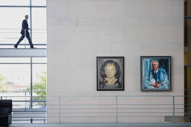 Kanzleramtportrait im Bundeskanzleramt DEU, Deutschland, Berlin, 24.09.2009 Portraits von den ehemaligen Bundeskanzlern Gerhard Schroeder vom Maler Joerg Immendorf, und Helmut Kohl, CDU (rechts), im Bundeskanzleramt. Galerie, Gemaelde, Politiker, Kunst, Politik, Symbol, Kanzleramt, Bundespolitik, Bundesregierung, Bundeskanzler, QF Querformat, Bundespolitik, Deutsche Politik, Europa, QF Querformat, Symbol Symbilbild, symbolisch, Macht, Politik, Kanzleramtportrait. Portraits of the former chancellors Gerhard Schroeder by the painter Joerg Immendorf and Helmut Kohl (right) in the Chancellors office. Germany, Politics, Politican, German, Europe, Leadership, symbolic image, symbol.
