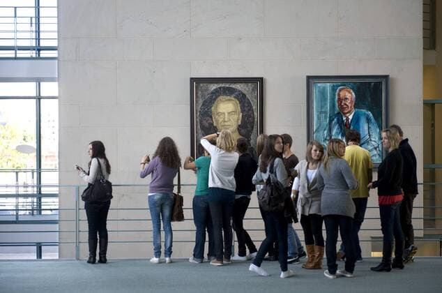 Kanzleramtportrait im Bundeskanzleramt DEU, Deutschland, Berlin, 24.09.2009 Besucher vor Portraits von den ehemaligen Bundeskanzlern Gerhard Schroeder vom Maler Joerg Immendorf, und Helmut Kohl, CDU (rechts), im Bundeskanzleramt. Galerie, Gemaelde, Politiker, Kunst, Politik, Symbol, Kanzleramt, Bundespolitik, Bundesregierung, Bundeskanzler, QF Querformat, Bundespolitik, Deutsche Politik, Europa, QF Querformat, Symbol Symbilbild, symbolisch, Macht, Politik, Kanzleramtportrait. Besuchergruppe Portraits of the former chancellors Gerhard Schroeder by the painter Joerg Immendorf and Helmut Kohl (right) in the Chancellors office. Germany, Politics, Politican, German, Europe, Leadership, symbolic image, symbol.