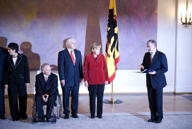 Merkel, Steinmeier, Koehler, Entlassung der Bundersregierung DEU, Deutschland, Germany, Berlin, 27.10.2009 Wolfgang Schaeuble, Vizekanzler Frank-Walter Steinmeier, Bundeskanzlerin Angela Merkel, und Horst Koehler (v.l.n.r.). Entlassung der Bundersregierung - Bundespraesident Horst Koehler ueberreicht die Entlassungsurkunden an die Mitglieder der scheidenden schwarz-roten Bundesregierung von CDU und SPD in seinem Amtssitz. Bundespolitik, Deutsche Politik, QF Querformat, 2009, Köhler, Uebersicht, schwarz rot. Schäuble. German Interior Minister Wolfgang Schaeuble, German Foreign Minister Frank-Walter Steinmeier and German Chancellor Angela Merkel receives a certificate of discharge of the old Government of CDU and SPD by German President Horst Koehler (right) in Bellevue Palace. Politics, Germany, political, Politican.