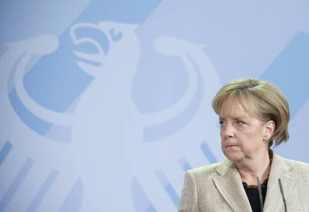 Angela Merkel, PK EU-Finanzkrise DEU, Deutschland, Germany, Berlin, 10.05.2010 Angela Merkel, Bundeskanzlerin und Bundesvorsitzende der CDU, waehrend des Statements nach dem Treffen mit den Fraktionsvorsitzenden ueber die Beschluesse der EU-Finanzminister zur Euro-Waehrung im Bundeskanzleramt, Bundespolitik, Deutsche Politik, Politiker, QF Querformat, 2010. Bundesadler, Blaue Wand, Portrait Portraet. Chancellor Angela Merkel, during a press call at the chancellor office in Berlin. Politics, Germany, political, Politican, Portrait
