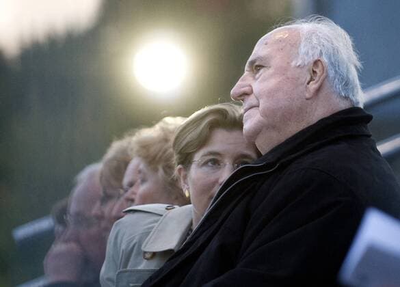 Helmut Kohl, 20 Jahre Deutsche Einheit DEU, Deutschland, Germany, Berlin, 03.10.2010 Helmut Kohl, Bundeskanzler a.D, beim Fest zum 20. Jahrestag der Deutschen Einheit vor dem Reichstag in Berlin. Links: seine Ehefrau Maike Richter. Symbol deutsche Wiedervereinigung und Teilung, geteilte Deutschland, Gedenken, Gedenkveranstaltung, Internationale und Deutsche Politik, historisch, Geschichte, historisch, Berlin, Deutsche Politik, Deutschland, Europa, 2010, Deutsche Einheit, Wiedervereinigung, feature, Politiker, Wiedervereinigung, Zwanzig Jahre deutsche Einheit, Festakt, Altkanzler, Einheitsfeier. Helmut Kohl, former Chancellor of Germany, takes part at the celebrations marking the 20th anniversary of the German reunification in Berlin in 1990 in Berlin. Germany is marking 20 years since the1990 reunification of East and West Germany following the collapse of the East German communist gover