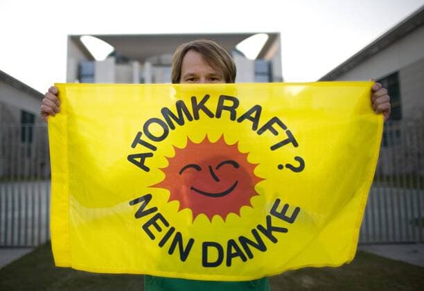 Mahnwache fuer den Atomausstieg DEU, Deutschland, Germany, Berlin, 21.03.2011 Fahne Atomkraft Nein Danke bei der Mahnwache fuer den Atomausstieg unter dem Motto Fukushima ist ueberall - Atomaussteig jetzt vor dem Bundeskanzleramt in Berlin. Die Mahnwachen finden bundesweit statt und erinnern an die Auswirkungen der Naturkatastrophe in Japan und das Desaster der japanischen Atomkraftwerke. Kundgebung gegen die Atompolitik der schwarz-gelben Koalition und der Bundesregierung. Atomkraft Nein Danke, Atomkraftgegner, Antiatombewegung, Anti-Atom-Demo, Antiatom, Anti-Atomkraft, Atomkraft, Atomkraftwerke, Anti-Atom, Anti-Atom-Bewegung, Atomenergie, Atompolitik, Anti, Atomenergie, Demonstration, demonstrieren, Demonstrant, Demonstranten, Atomkraftgegener, Kernkraft, Kernkraftwerk, Kernenergie, Atomlobby, Atomdemo, Kanzleramt, Atomdemonstration, Energie, Energiewirtschaft, Demo, Widerstand, Protes
