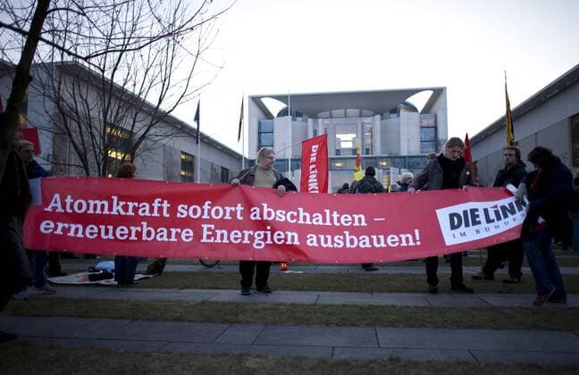 Mahnwache fuer den Atomausstieg DEU, Deutschland, Germany, Berlin, 21.03.2011 Plakat der Partei Die Linke, Linkspartei, Atomkraft sofort abschalten erneuerbare Energien ausbauen - Atomkraft Nein Danke - bei der Mahnwache fuer den Atomausstieg unter dem Motto Fukushima ist ueberall - Atomaussteig jetzt vor dem Bundeskanzleramt in Berlin. Die Mahnwachen finden bundesweit statt und erinnern an die Auswirkungen der Naturkatastrophe in Japan und das Desaster der japanischen Atomkraftwerke. Kundgebung gegen die Atompolitik der schwarz-gelben Koalition und der Bundesregierung. Atomkraft Nein Danke, Atomkraftgegner, Antiatombewegung, Anti-Atom-Demo, Antiatom, Anti-Atomkraft, Atomkraft, Atomkraftwerke, Anti-Atom, Anti-Atom-Bewegung, Atomenergie, Atompolitik, Anti, Atomenergie, Demonstration, demonstrieren, Demonstrant, Demonstranten, Atomkraftgegener, Kernkraft, Kernkraftwerk, Kernenergie, Atomlo
