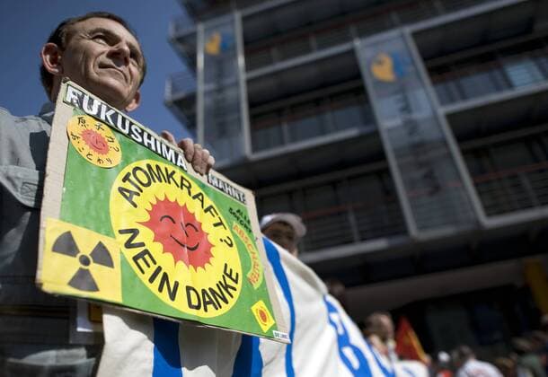 Ostermarsch Berlin DEU, Deutschland, Germany, Berlin, 23.04.2011 Demonstrant mit Transparent Atomkraft Nein Danke Fukushima Mahnt vor der Vattenfall Zentrale. Demonstration der Friedensbewegung zum Ostermarsch 2011 in Berlin unter dem Motto Fuer Eine Zukunft Ohne Atomwaffen und Atomkraftwerke. Zudem richtet sich die Bewegung gegen den Einsatz der NATO in Libyen, gegen die Atompolitik der schwarz-gelben Koalition, auf den Abzug aller Atomwaffen aus Deutschalnd, den Abzug der Bundeswehr und anderer Truppen aus Afghanistan und das Verbot von Ruestungsexporten. Protest, Demo, Protestaktion, protestieren, demonstrieren, Demonstration, Kundgebung, Friedensbewegung, Frieden, Parzifismus, parzifistisch, Deutschland, Europa, Symbol, Symbolbild, Symbolfoto, symbolisch, Politik, politisch, Anti Militarismus, Antimilitarismus, Friedenskoordination, Gegen den Krieg, Linke, Ostern, Friedensdemonstrati