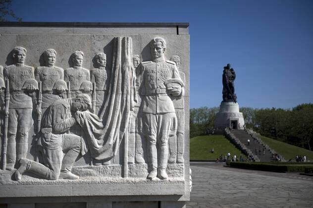Gedenken zum Tag der Befreiung, Sowjetische Ehrenmal im Treptower Park DEU, Deutschland, Germany, Berlin, 09.05.2011 Gedenken zum Tag der Befreiung am 08. Mai und zum Tag des Sieges am 09. Mai am Sowjetischen Ehrenmal im Treptower Park in Berlin Berlin - Treptow. Die Veranstaltung zum Ende vom II: Weltkrieg geniesst insbesondere bei der grossen Gemeinde aus Russland grosse Beliebtheit. Ehrung fuer die im Zweiten Weltkrieg gefallenen Soldaten der Roten Armee. Die Anlage wurde 1946-48 errichtet und ist zugleich Friedhof fuer ueber 5000 sowjetische Soldaten ist. Deutschland, Berlin, Reise, Tourismus, Sehenswuerdigkeit, Sehenswuerdigkeiten, Freizeit, Stadt, sowjetisch, sowjetisches, sowjetische, russische, Russland, Sowjetunion, Gedenkstaette, Denkmal, Erinnerung, Erinnerungen, Erinnerungsort, Gedaechtnisstaette, Ehrenmal, Gedenktag, Politik, Sozialismus, Kommunismus, kommunistisch, sozialis
